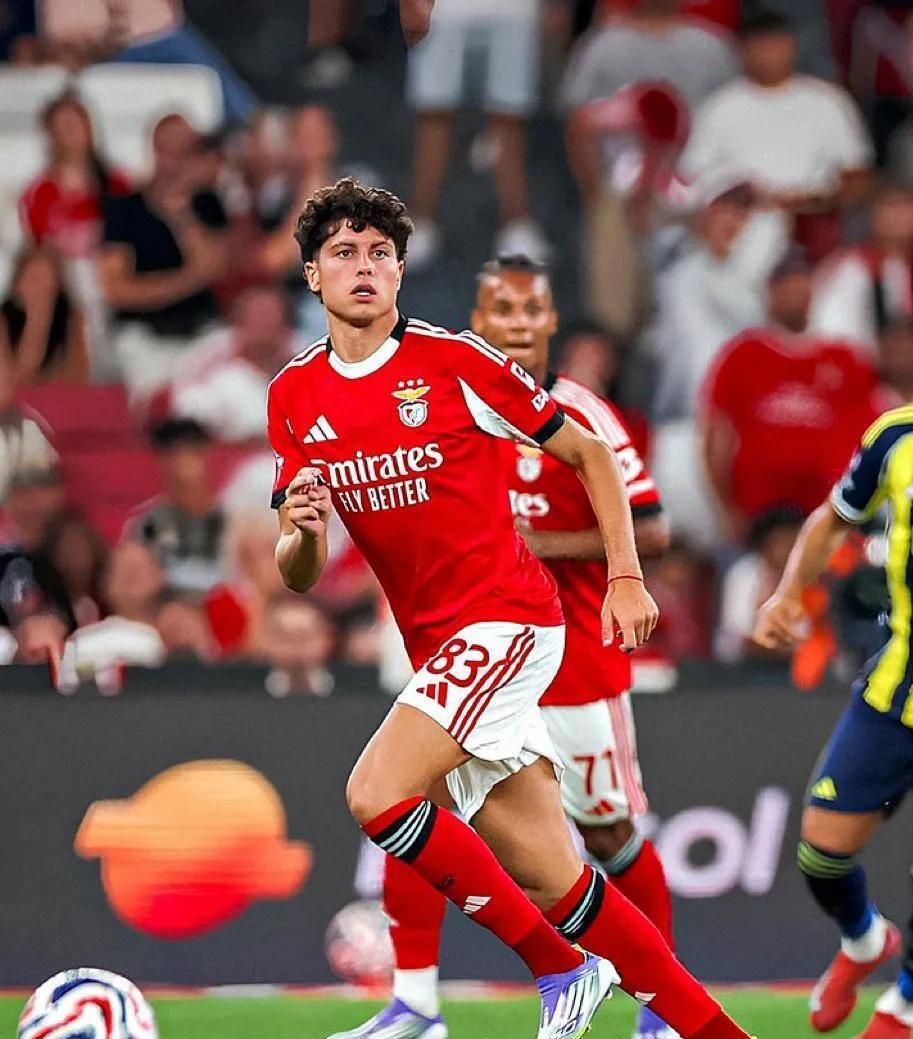 s15全球总决赛-包含赛前体能课后,本菲卡手感冰凉备战葡超,管理层满意,年轻球员得到机会的词条