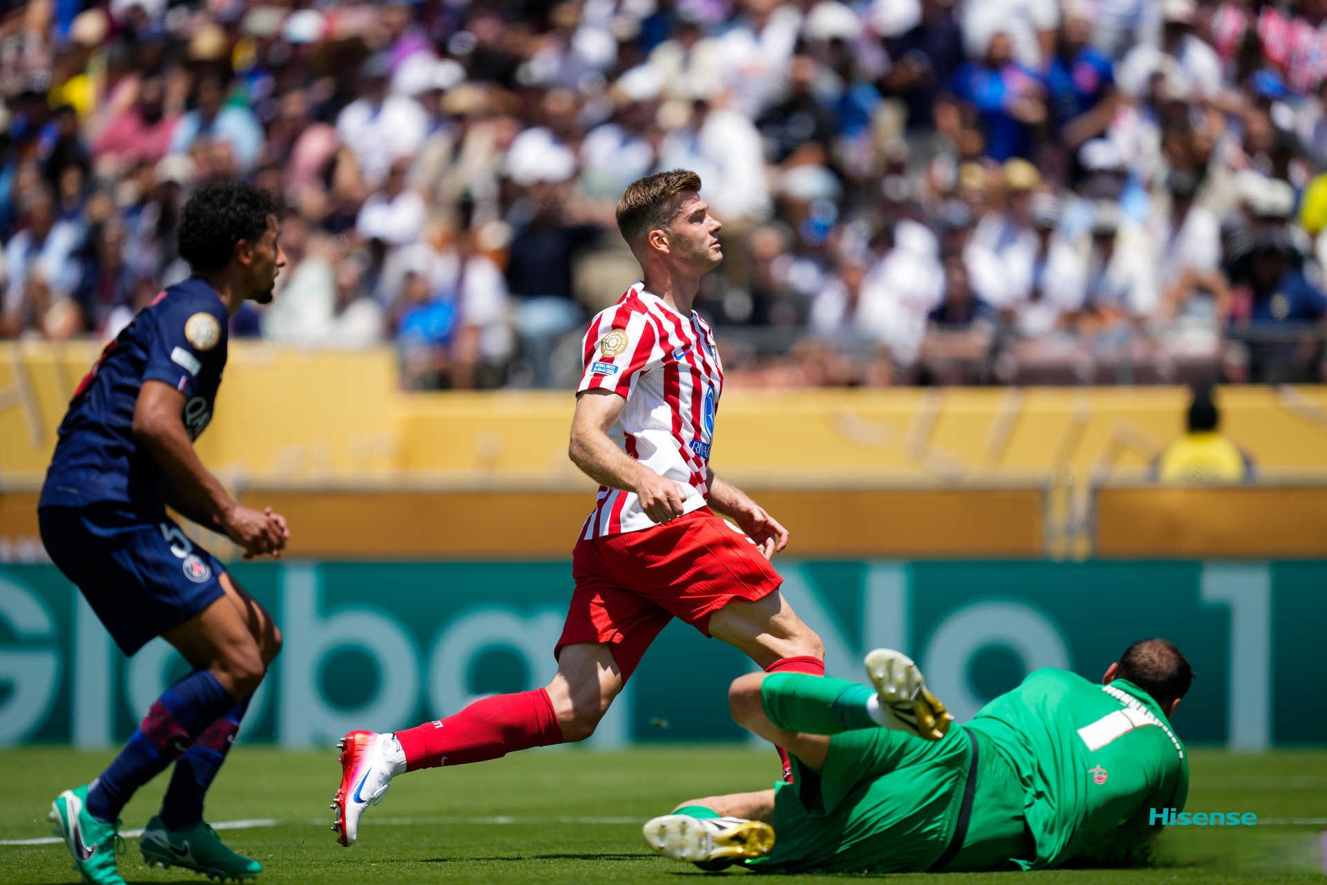 英雄联盟2025总决赛-国际比赛日体能课后,皇家马德里豪取连胜备战欧冠,态度坚定,年轻球员得到机会的简单介绍